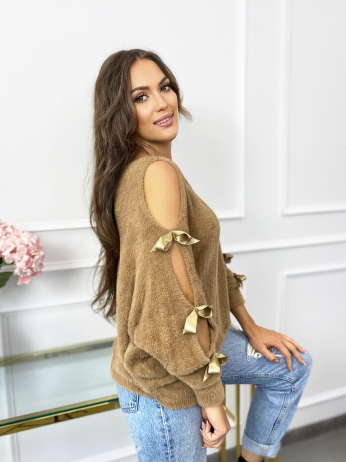 Sweter z Alpaki z Kokardkami na Rękawie Karmelowy - obrazek 4