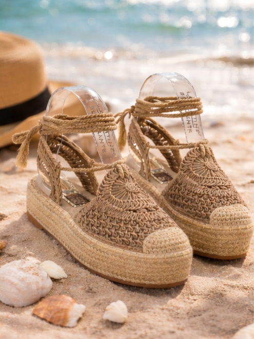 Beżowe sandałki espadryle wiązane to idealna propozycja na lato dla kobiet, które szukają połączenia wygody, lekkości i modnego wyglądu. Ten model zachwyca subtelnym, kobiecym stylem i doskonale wpisuje się w letnie stylizacje – zarówno na co dzień, jak i na wakacyjne wyjazdy, spacery czy spotkania na świeżym powietrzu. Wiązanie wokół kostki dodaje sandałkom uroku, pięknie podkreśla nogi i sprawia, że buty prezentują się bardzo stylowo.