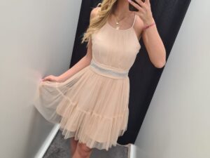 Sukienka Mini Tiulowa Na Ramiączkach Z Ozdobnym Paskiem Esito Beżowa<span> - </span>38/M