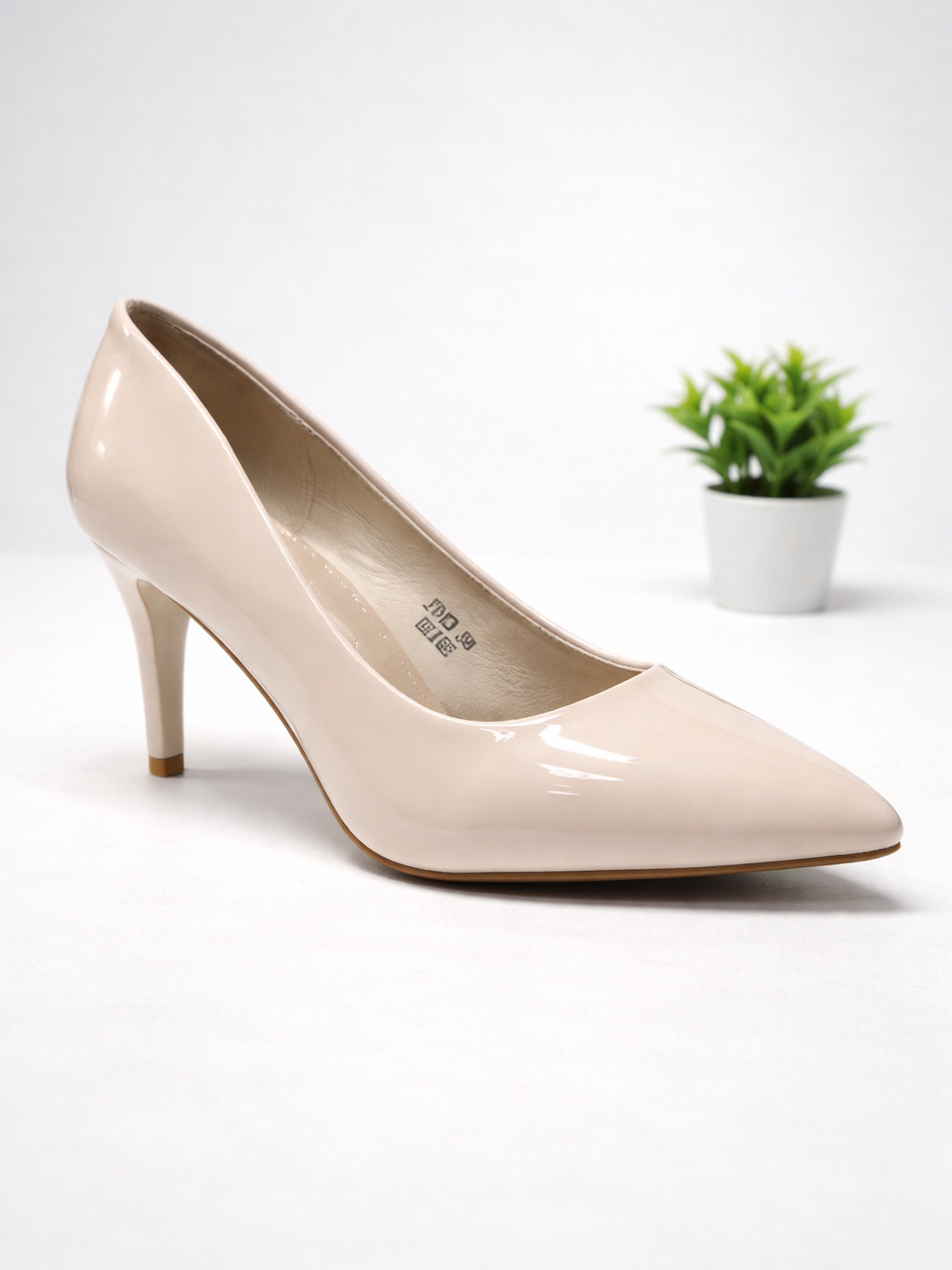 beżowe czółenka, lakierowane szpilki, beżowe szpilki damskie, czółenka na szpilce, eleganckie buty damskie, szpilki do sukienki, buty na wesele, beżowe buty w szpic