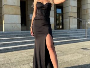 sukienka czarna gorsetowa maxi rozcięcie na nogę