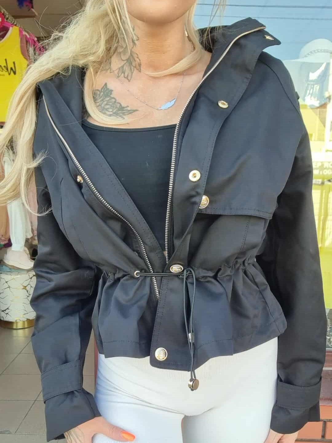 Krótka Wiosenna Parka Czarna Krótka