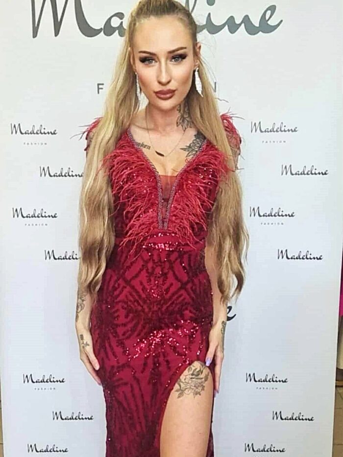 sukienka cekinowa maxi z piórami