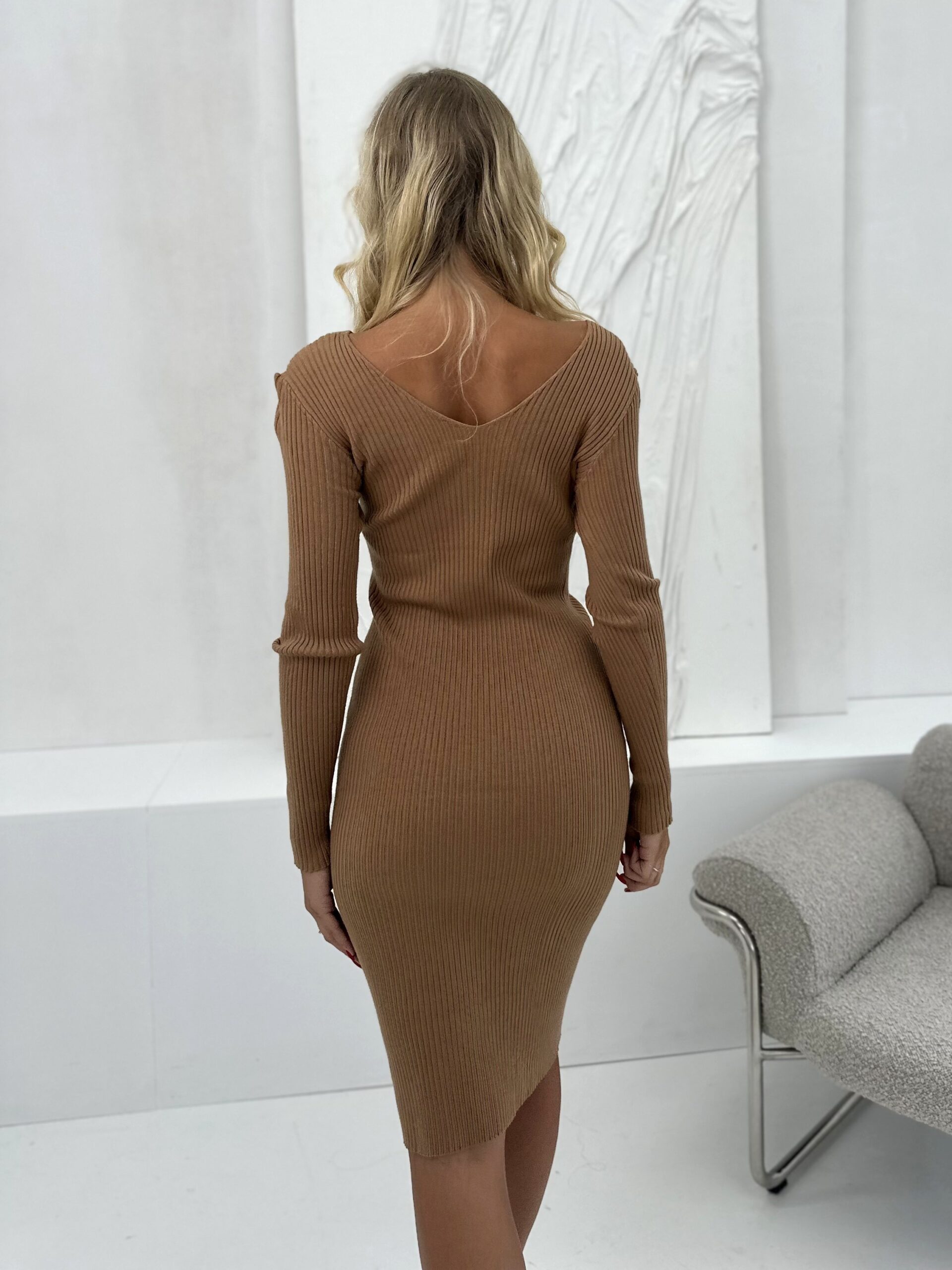 Sukienka Midi Prążkowana Z Perełkami Treya Karmelowa 5 Sukienka Midi Prążkowana Z Perełkami Treya Karmelowa - Image 5