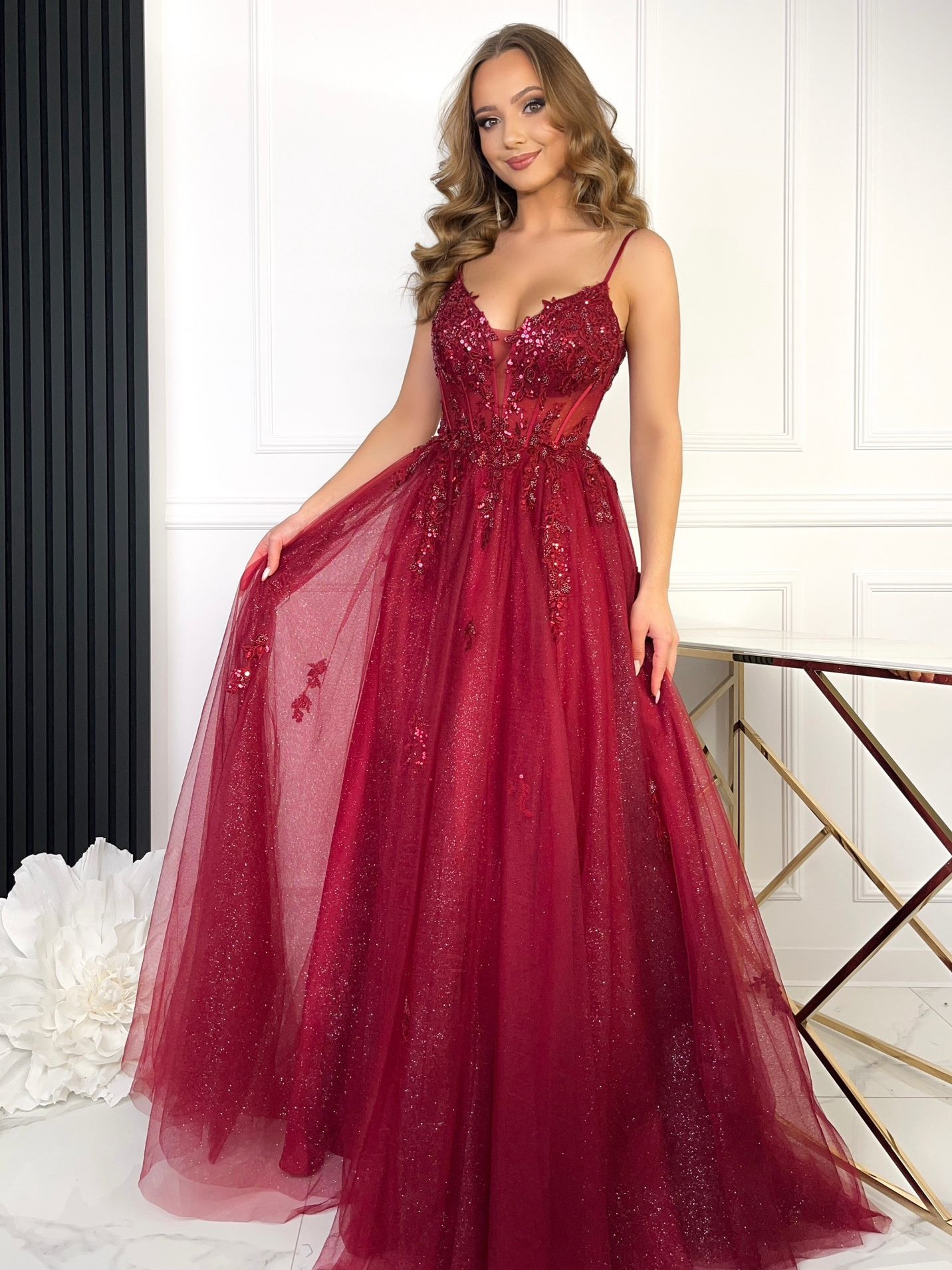 Sukienka Tiulowa Tatjana Na Ramiączkach Bordowa