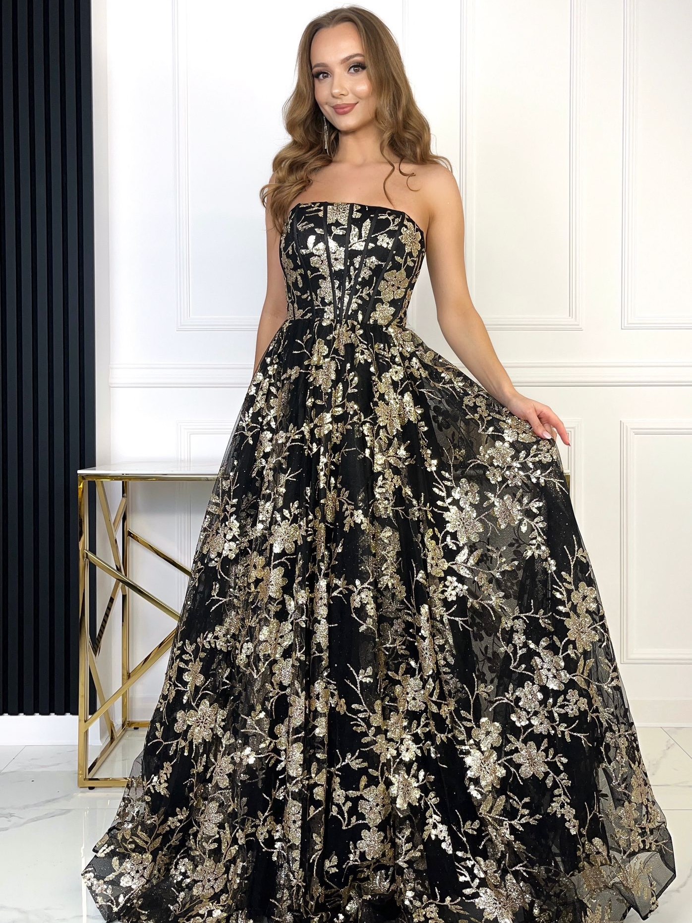 Sukienka Maxi Tiulowa Niagara Brokatowa Czarno-Złota