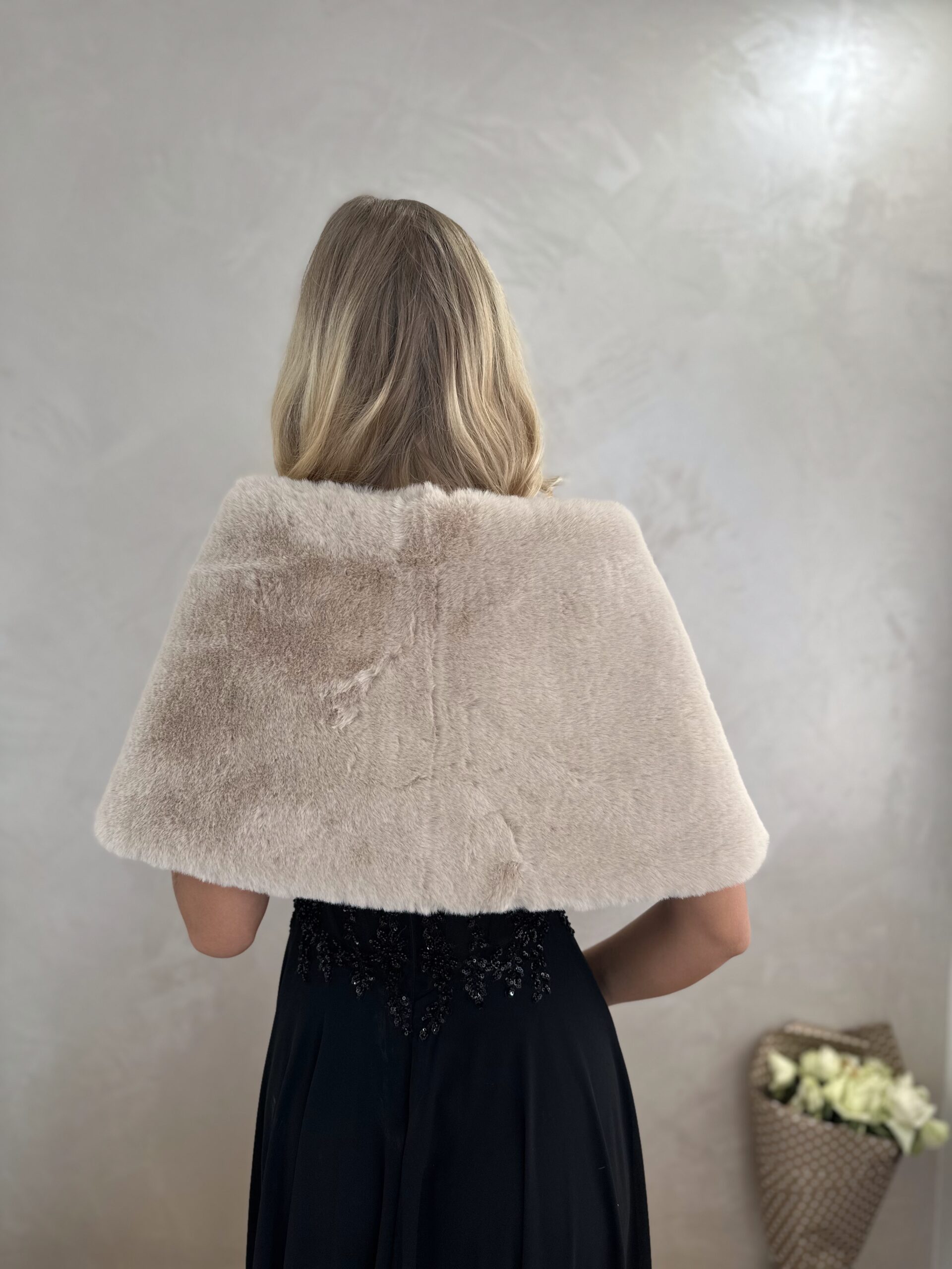 Bolerko Futrzane Ecru Z Broszką 5 Bolerko Futrzane Ecru Z Broszką - Image 5