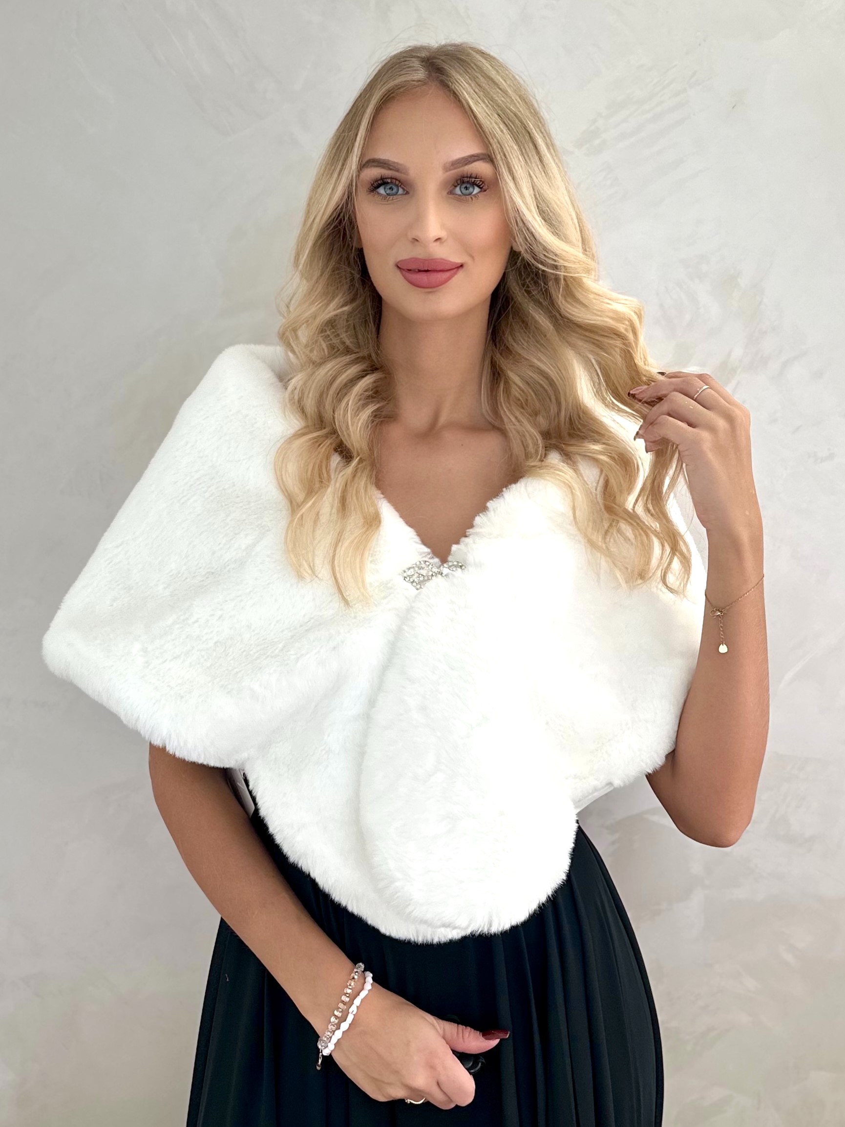 Bolerko Futrzane Ślubne Z Broszką