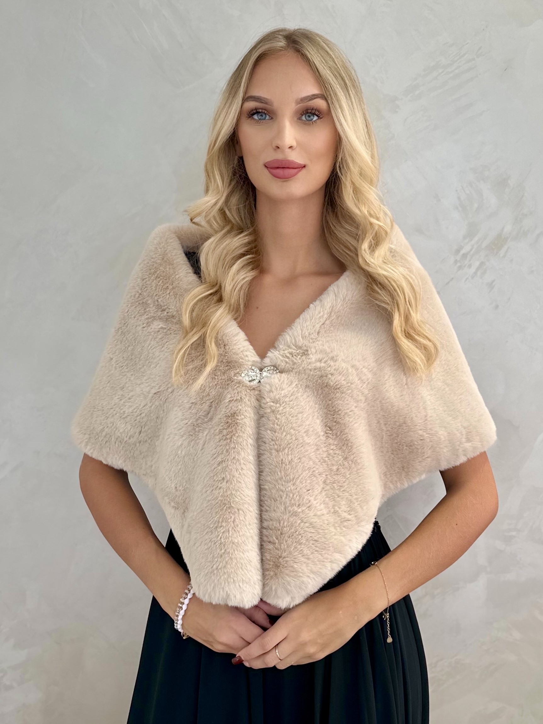 Bolerko Futrzane Ecru Z Broszką