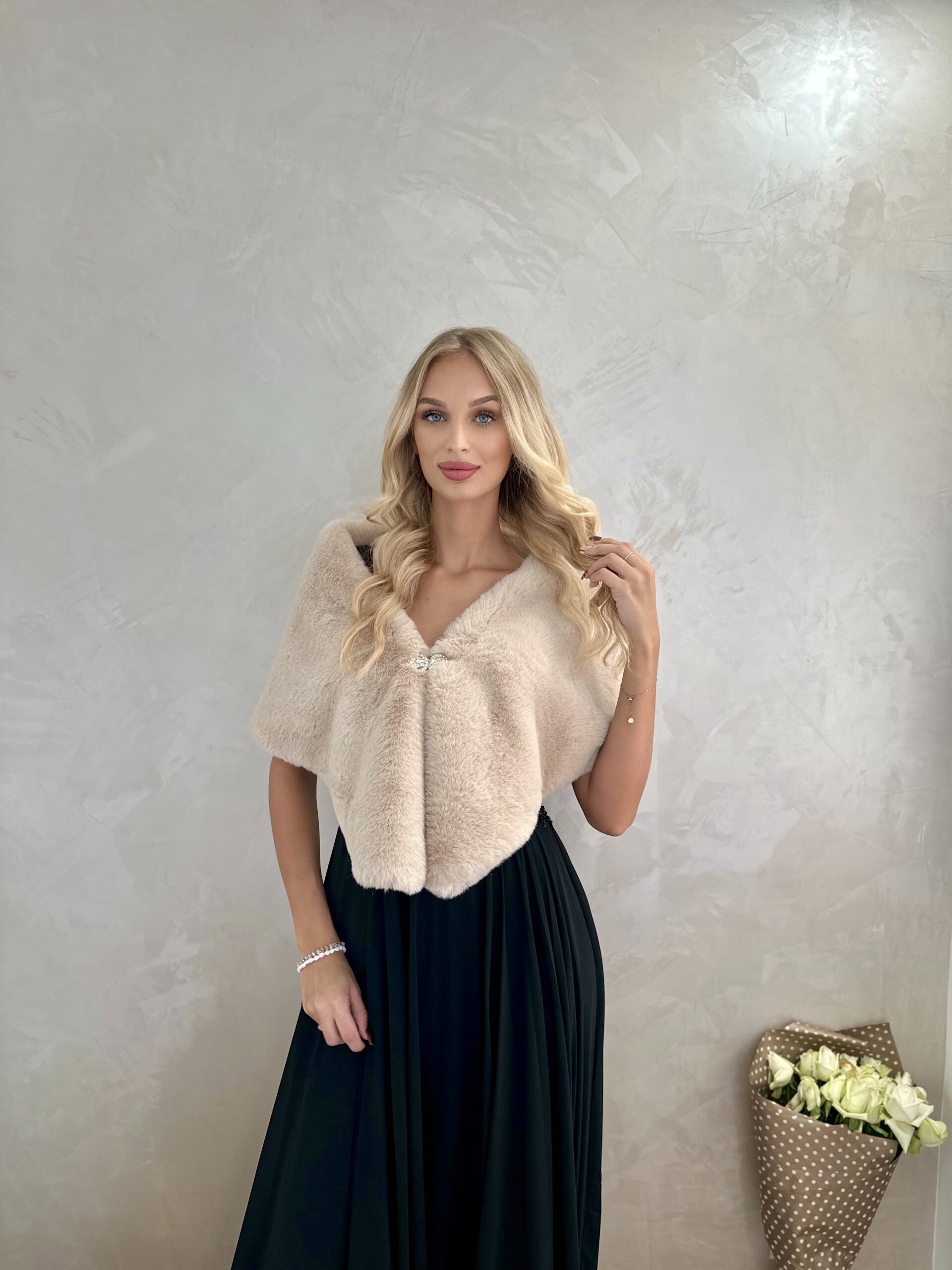 Bolerko Futrzane Ecru Z Broszką 3 Bolerko Futrzane Ecru Z Broszką - Image 3