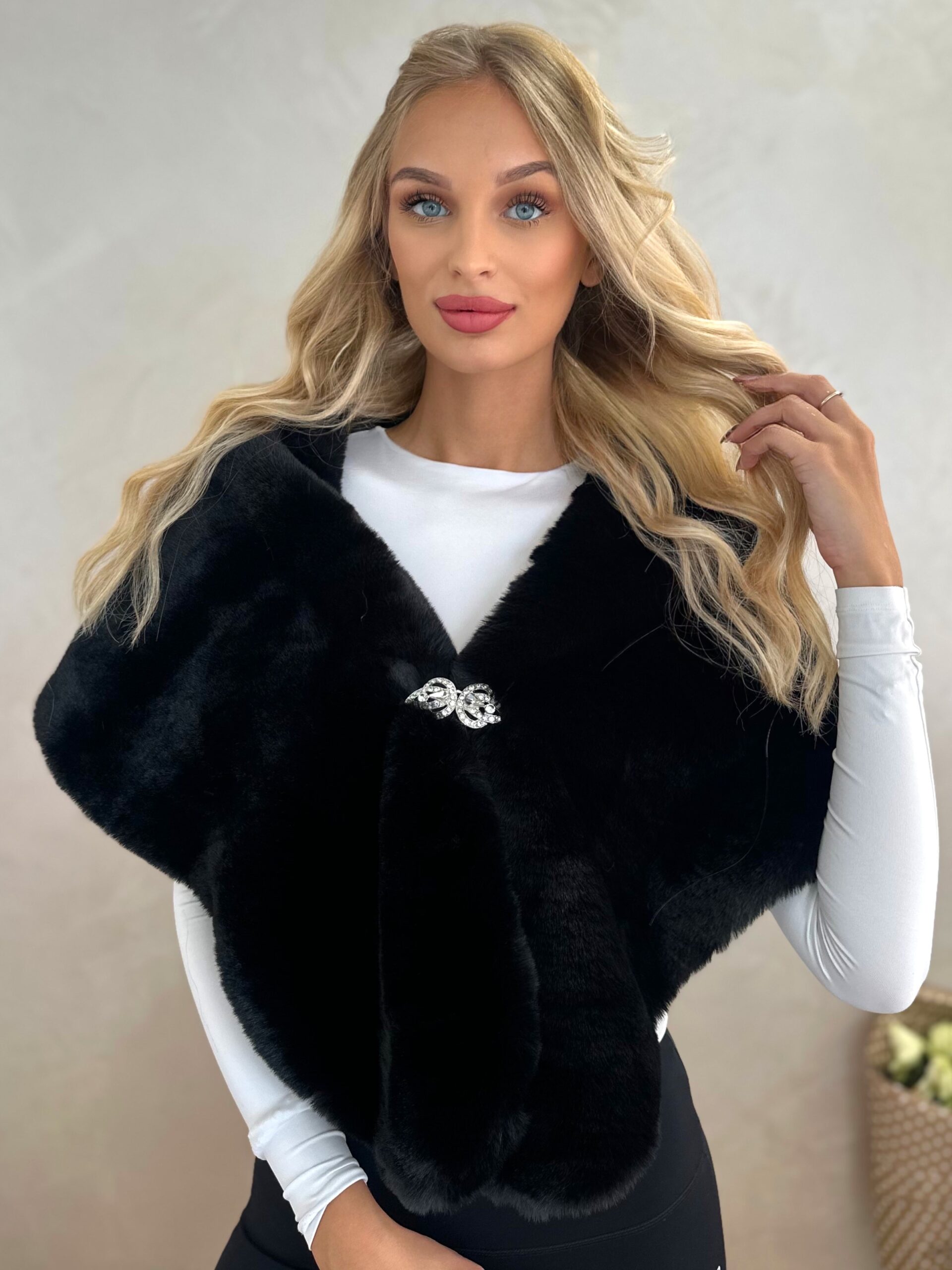 Bolerko Futrzane Czarne Z Broszką