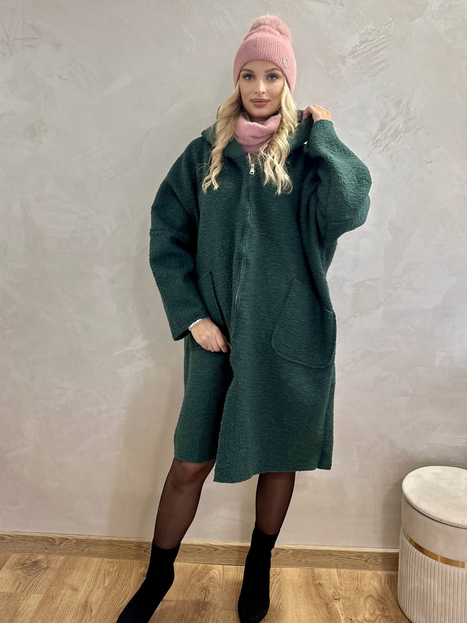 Bluza Plus Size Supełkowa z Bukli Oversize Butelkowa Zieleń 5 Bluza Plus Size Supełkowa z Bukli Oversize Butelkowa Zieleń - obrazek 5
