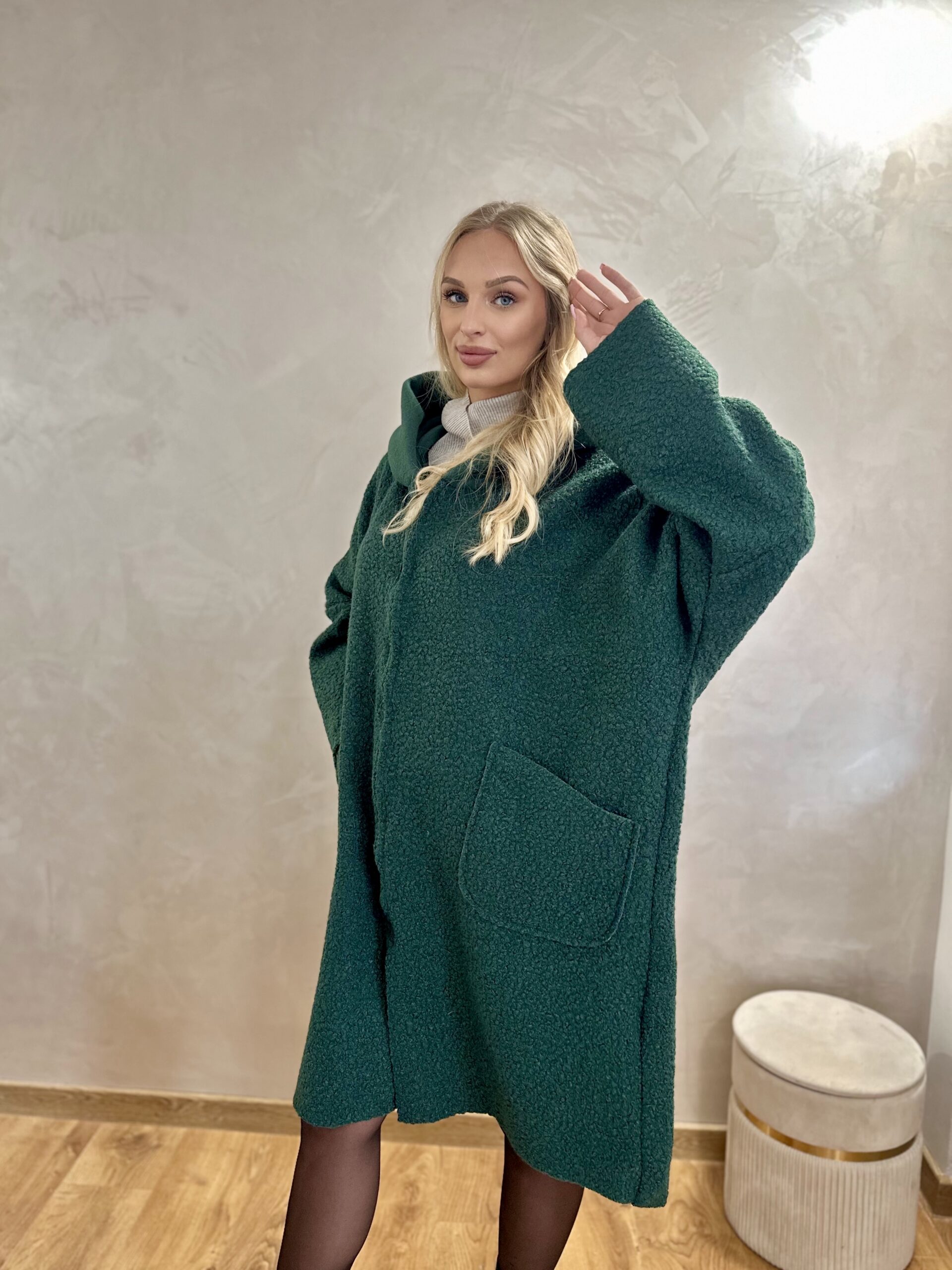 Bluza Plus Size Supełkowa z Bukli Oversize Butelkowa Zieleń 4 Bluza Plus Size Supełkowa z Bukli Oversize Butelkowa Zieleń - obrazek 4