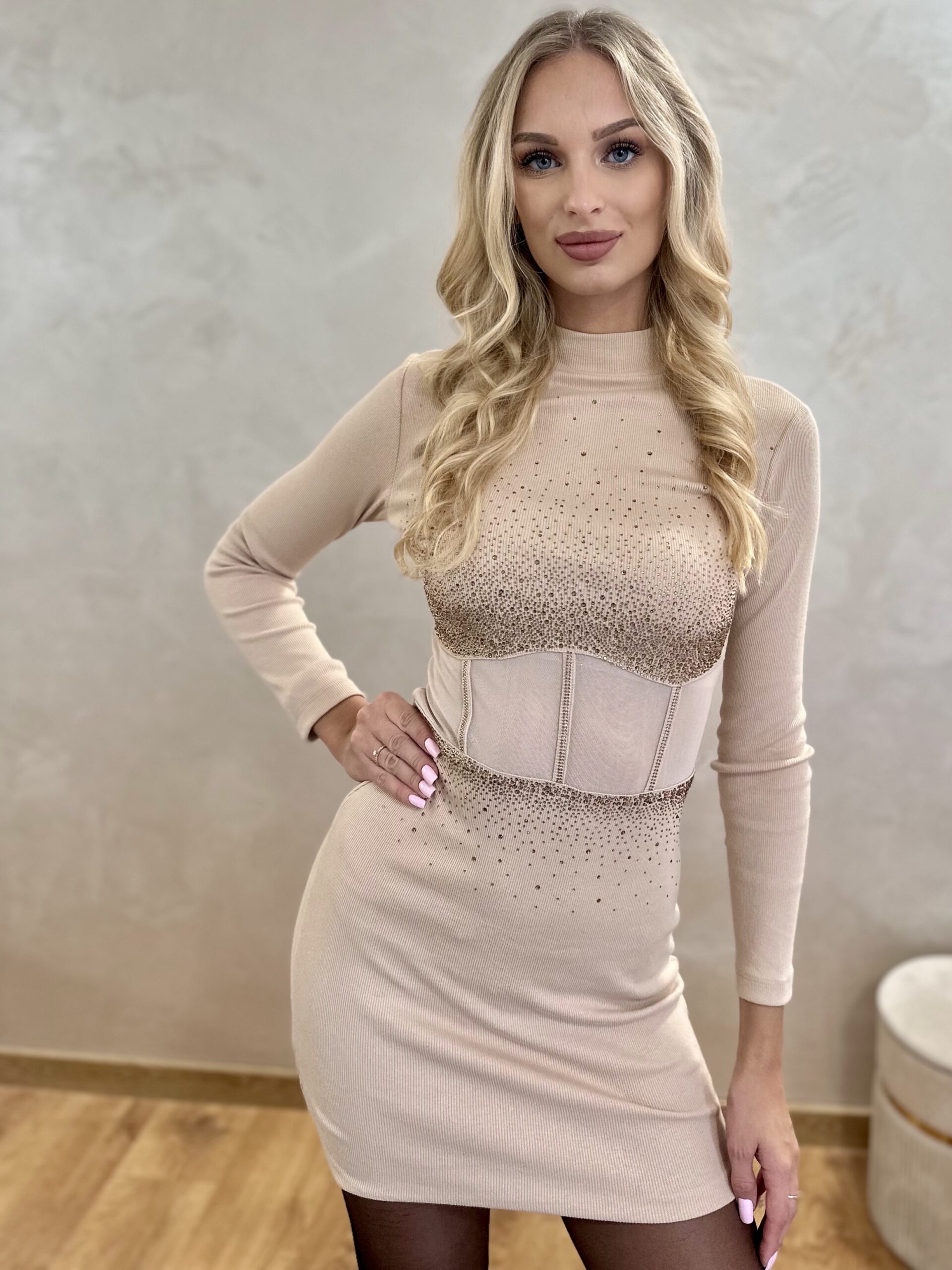 Sukienka Dopasowana Zdobiona Elite Moda Beżowa