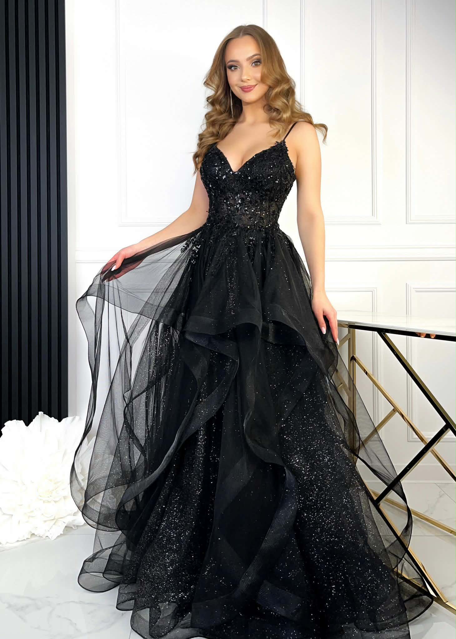 Sukienki na każdą okazję – eleganckie i stylowe modele 141 Suknia Maxi Tiulowa z Falbanami Raya Czarna