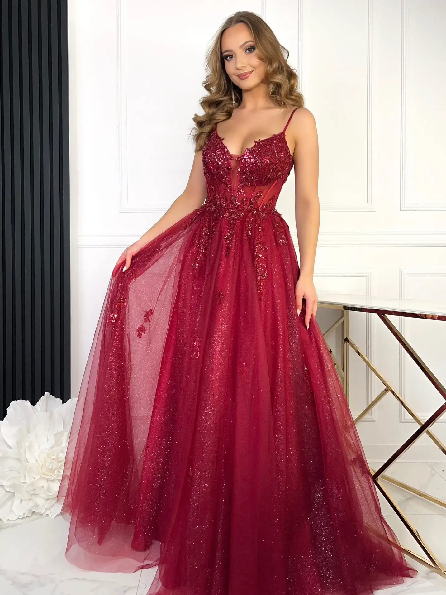 Sukienka na 18-stkę – trendy i propozycje stylizacji 8 Sukienki na osiemnastkę w stylu księżniczki