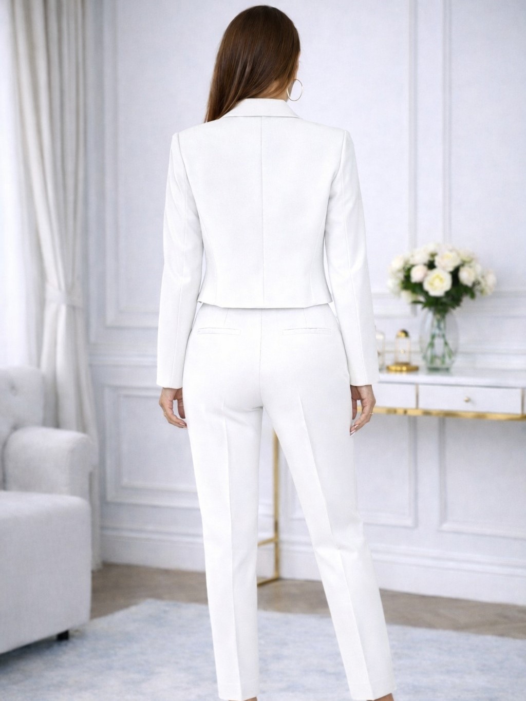 biały garnitur dla mamy komunijnej, garnitur damski na komunię, elegancki garnitur na komunię, stylizacja dla mamy na komunię, biały komplet damski, marynarka i spodnie damskie, strój na Pierwszą Komunię Świętą, klasyczny garnitur damski, elegancka stylizacja komunijna, garnitur damski wizytowy