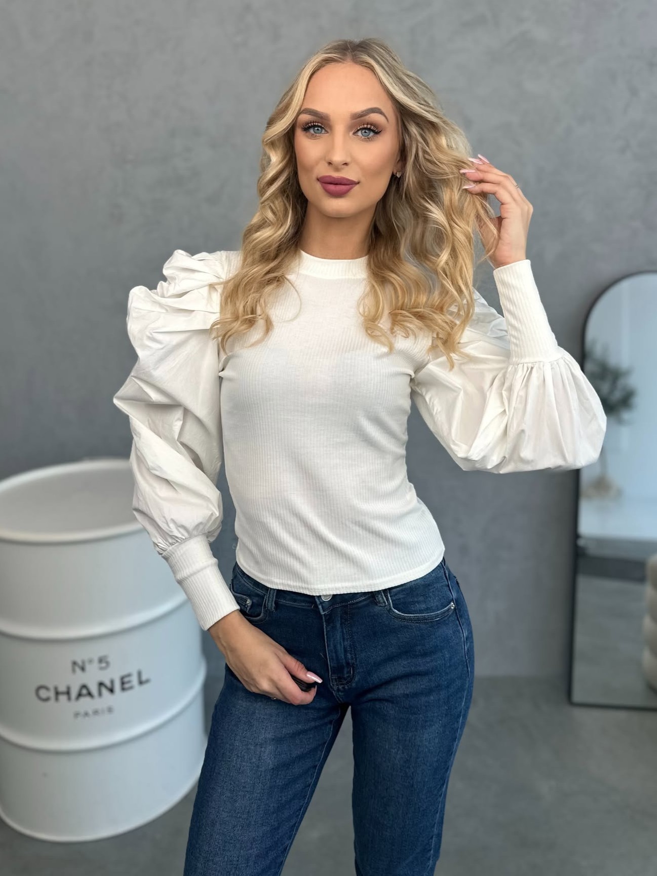 Bluzka Dopasowana z Bufkami na Rękawach Biała