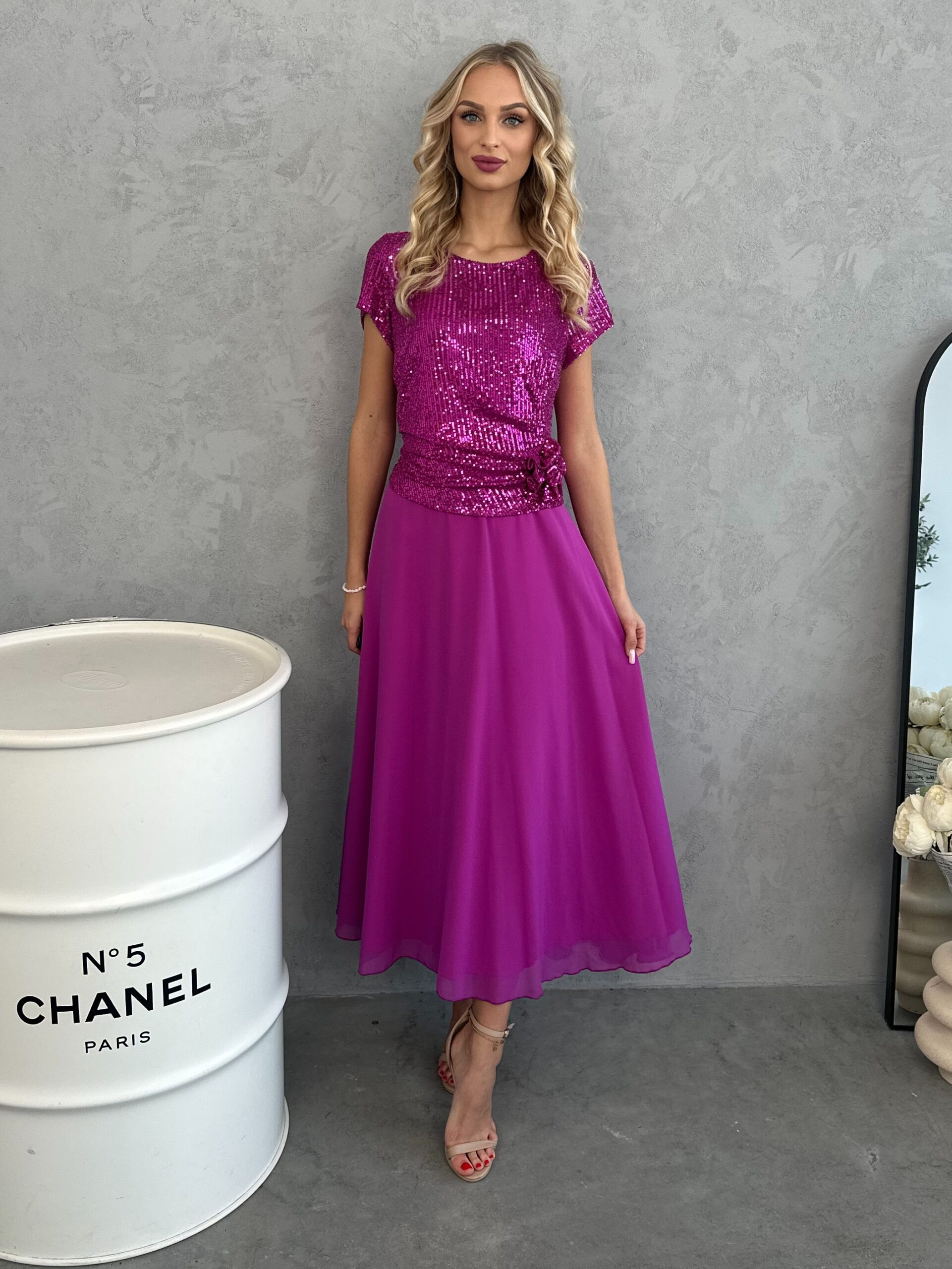 Sukienka Midi Z Cekinami Róża Amarant