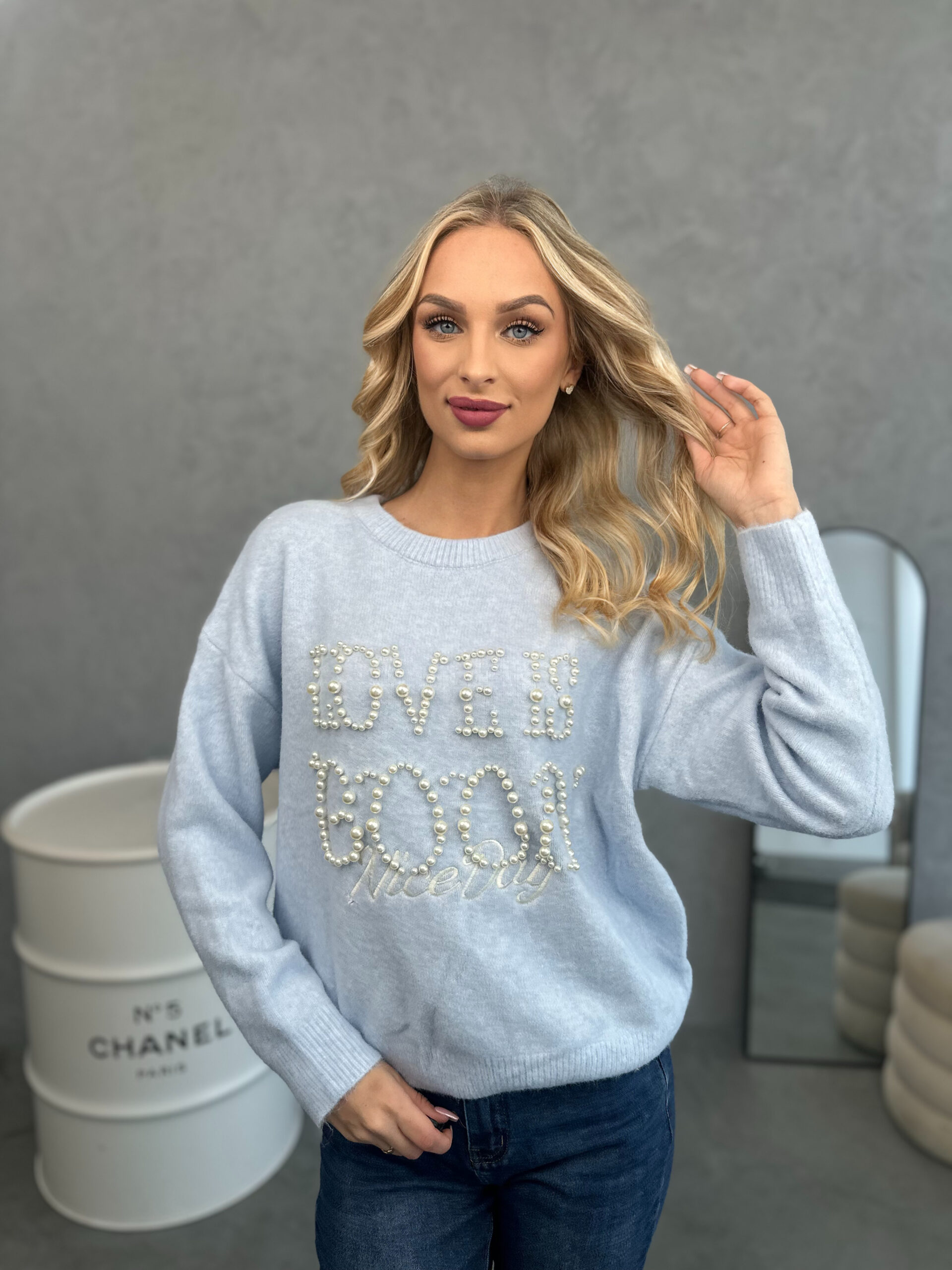 Sweter Błękitny Love Is Good