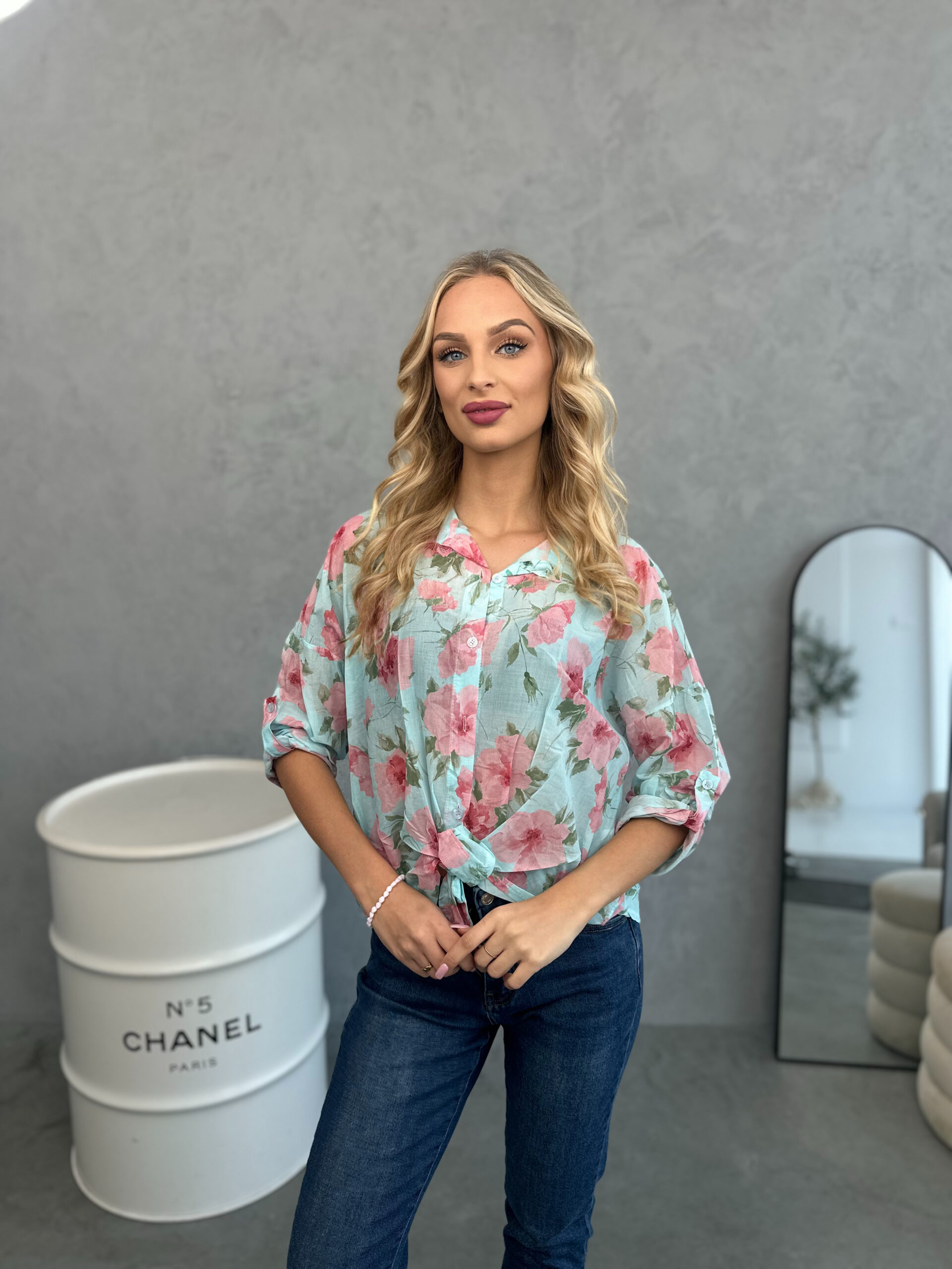 Koszula Wiązana W Kwiaty Biało-Niebieska