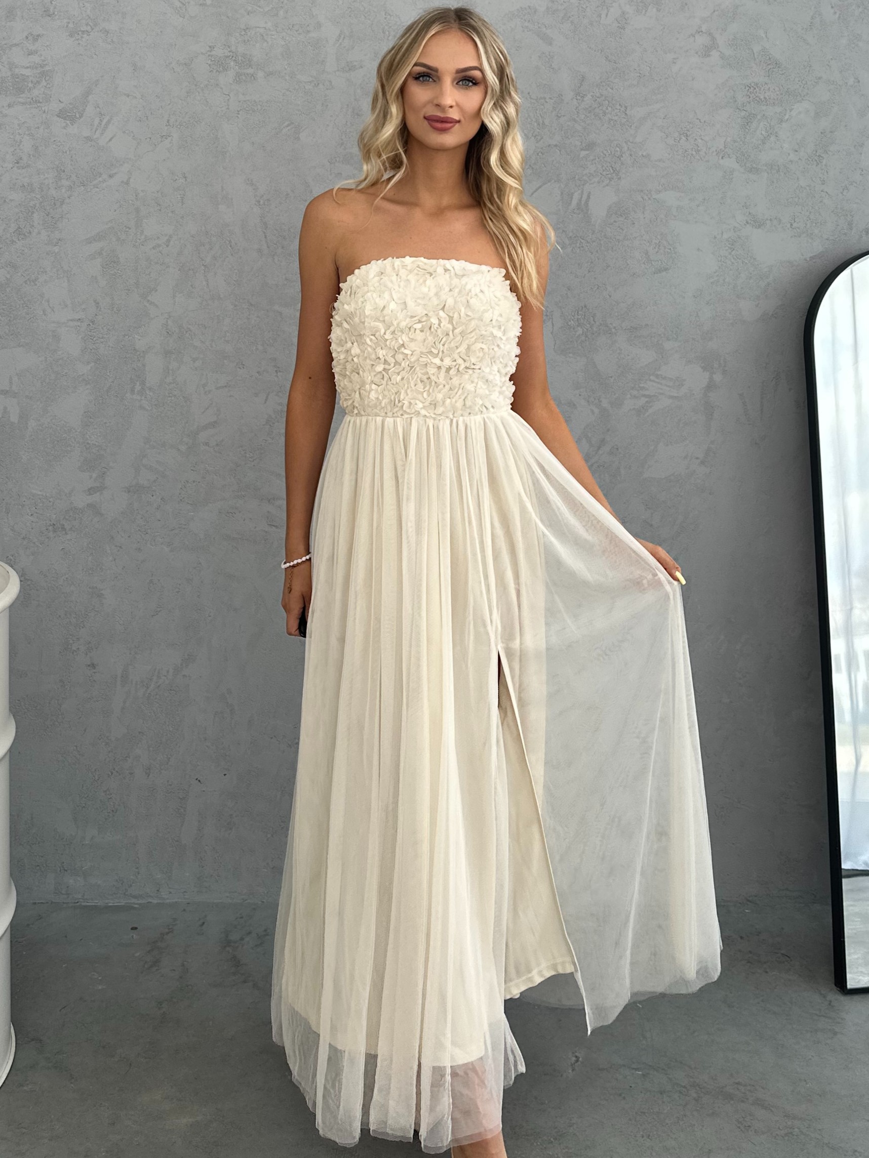 Sukienka Maxi Tiulowa Z Kwiatami Kobis Kremowa