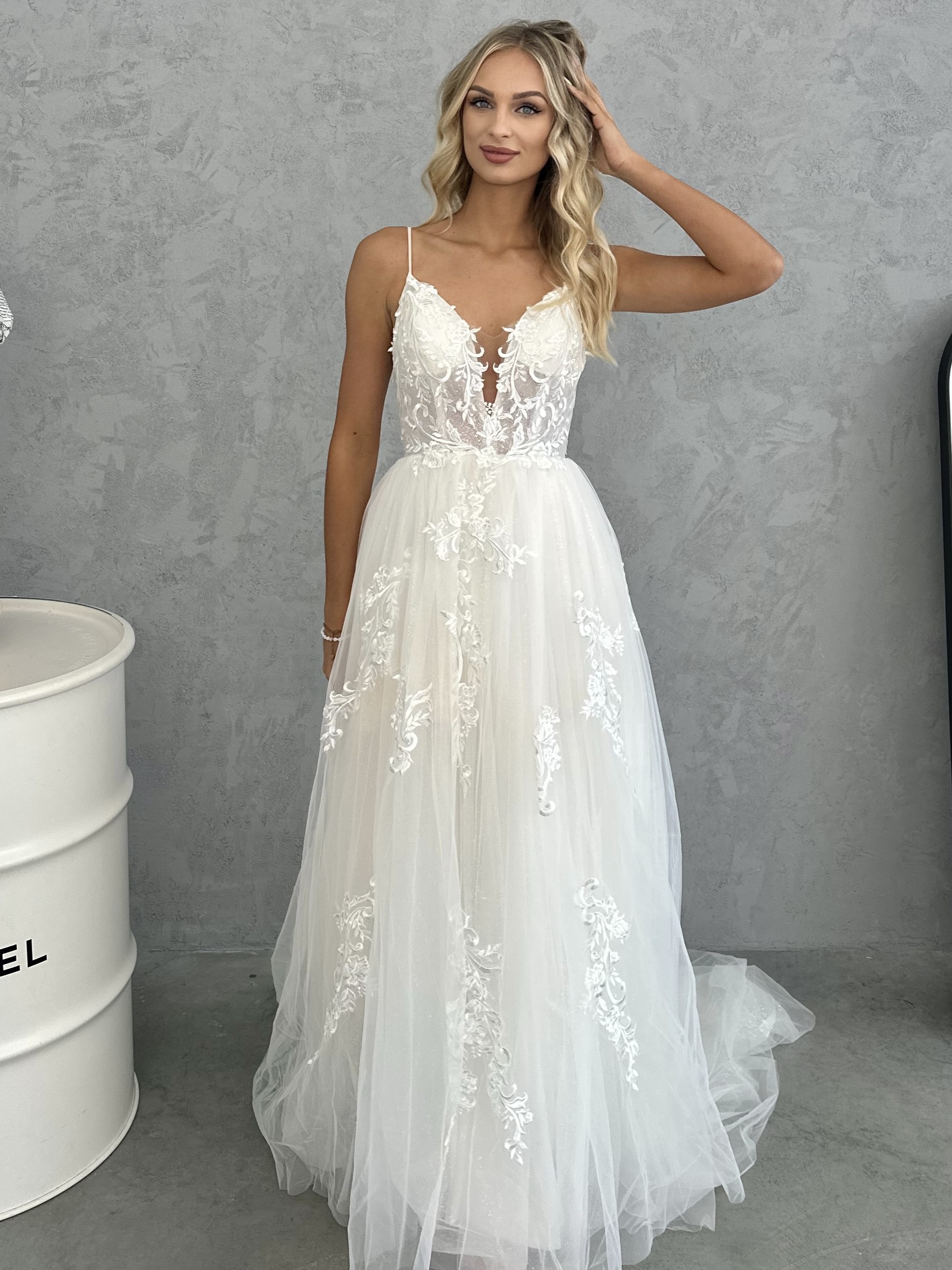 suknie ślubne Łódź, salon sukien ślubnych Łódź, biała suknia ślubna z trenem, suknia ślubna z tiulem i koronką czy romantyczna suknia ślubna.