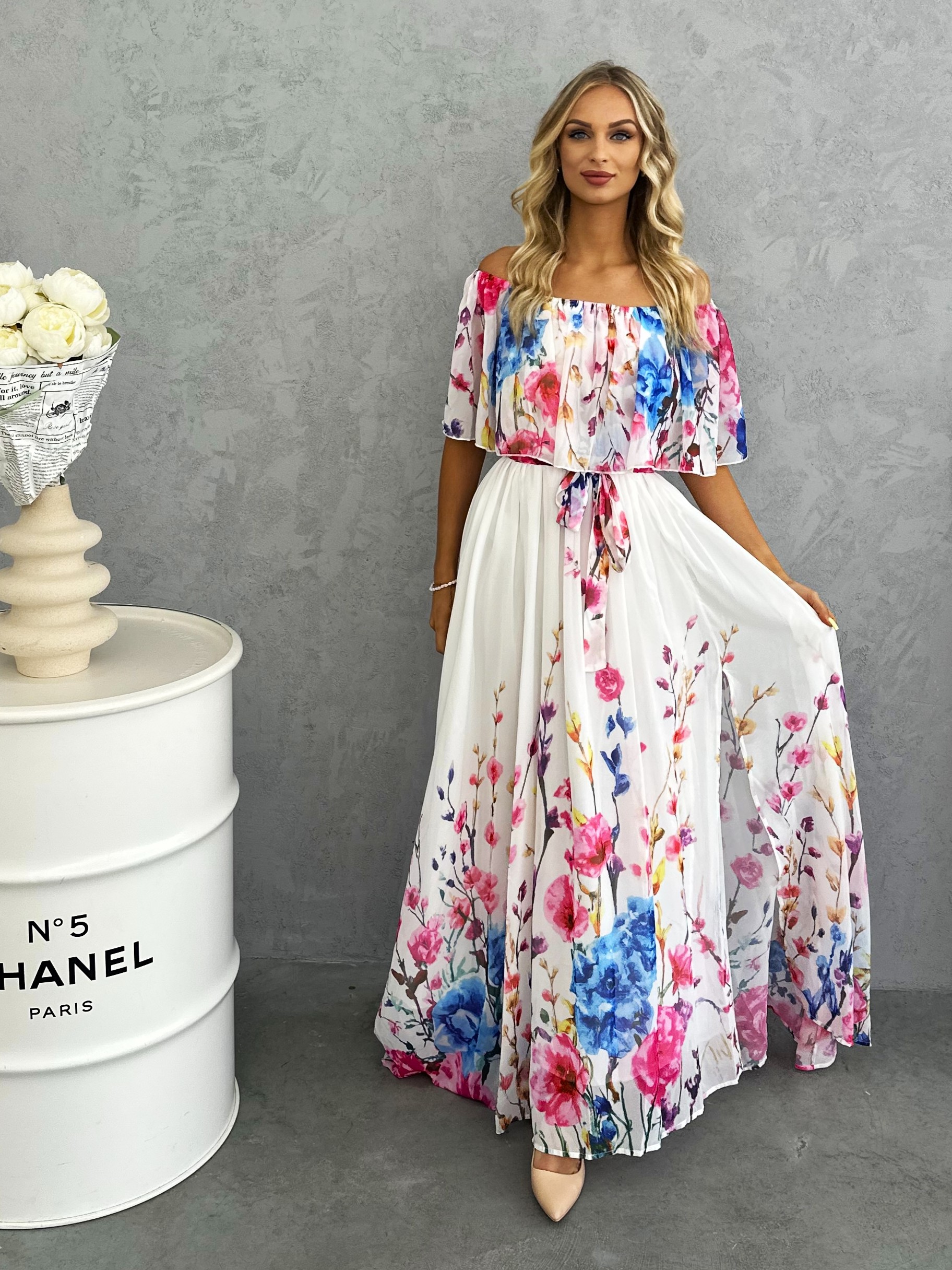 Sukienka Maxi Zwiewna Roselle Biała W Różowe Kwiaty