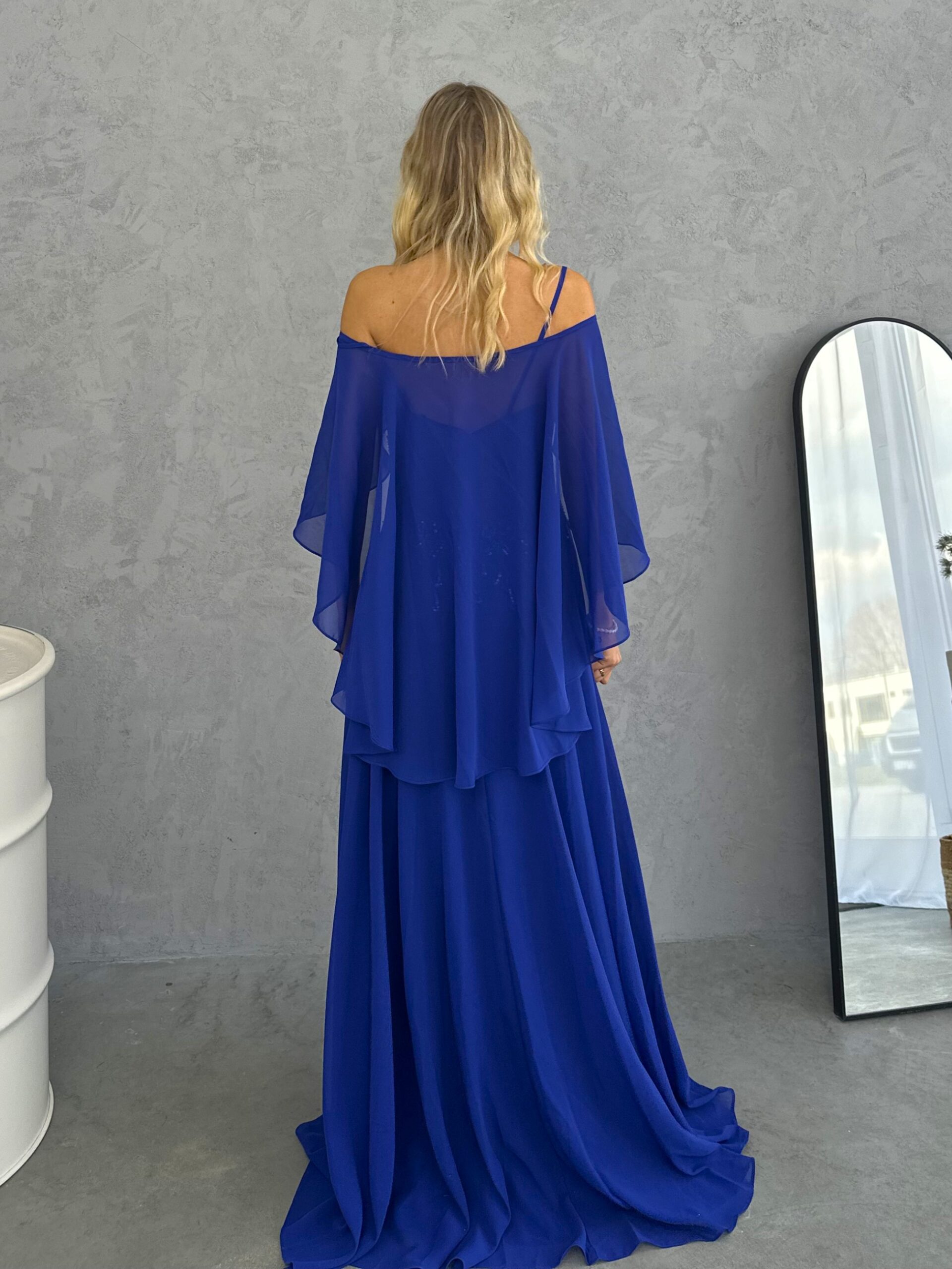 Sukienka Wieczorowa z Szalem Madame Lunessa Chabrowa to elegancka propozycja dla kobiet, które szukają wyjątkowej stylizacji na wesele, przyjęcie lub inną uroczystość. Chabrowy kolor pięknie podkreśla urodę i dodaje klasie wyrazistości, a dołączony szal nadaje całości szykownego charakteru. To doskonały wybór dla mamy weselnej, która chce wyglądać stylowo, kobieco i z klasą.