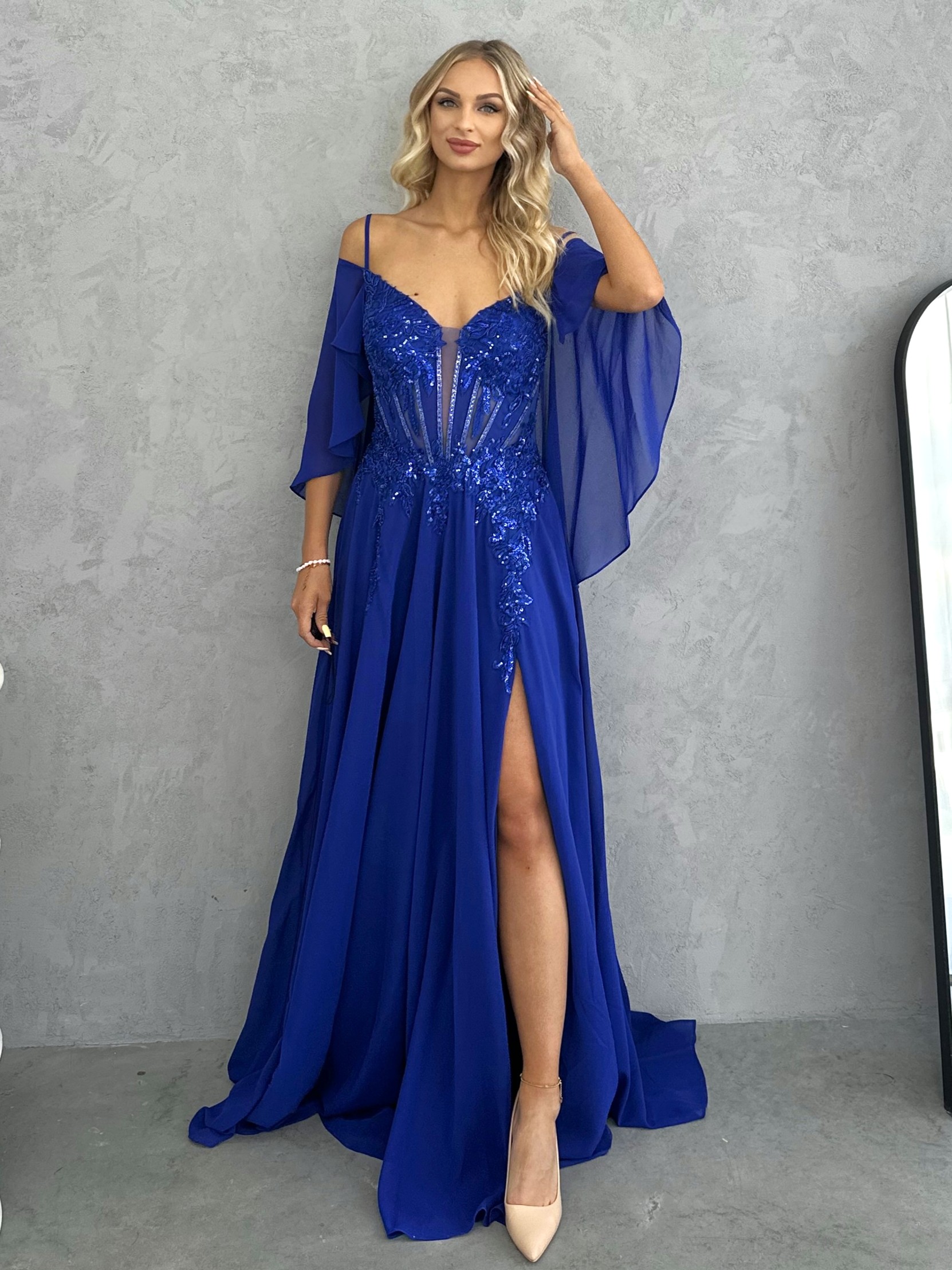 Chabrowa sukienka wieczorowa z szalem Madame Lunessa dla mamy weselnej, elegancka długa kreacja na wesele, przyjęcie i wyjątkowe okazje.