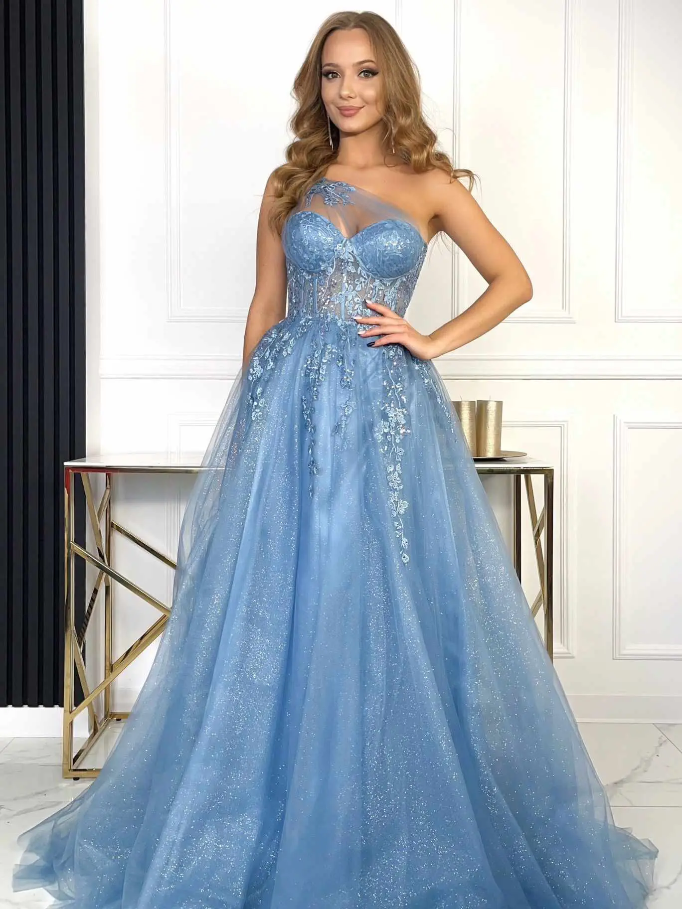 Sukienki na jedno ramię