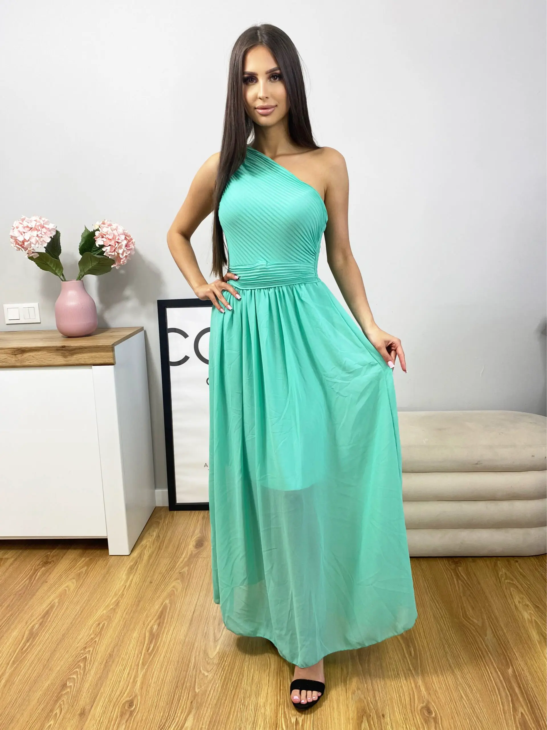 Sukienki na jedno ramię