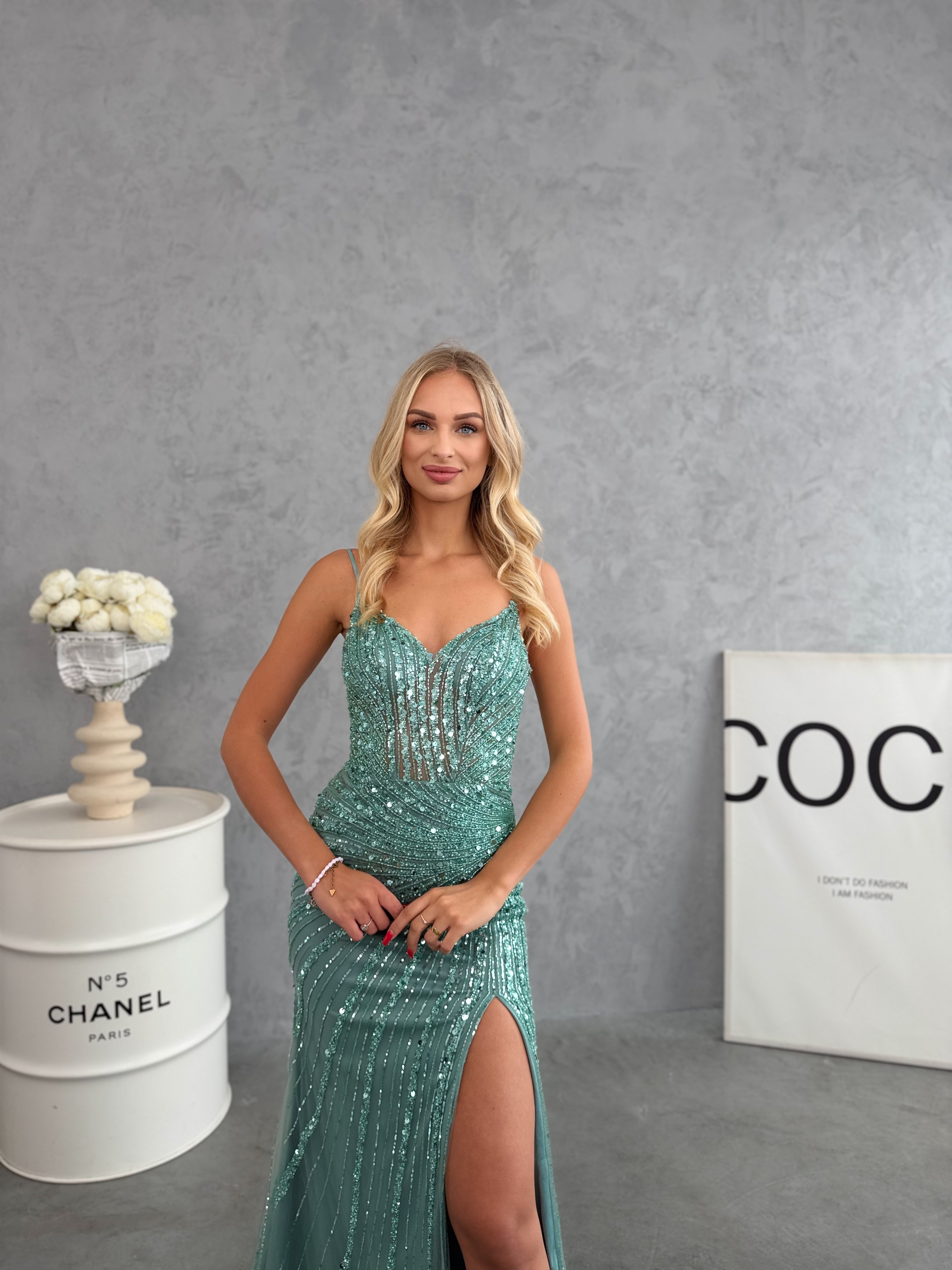 Chocolatte Sage Fitted Dress with Slit 7 Sukienka Dopasowana z Rozcięciem Chocolatte Szałwia