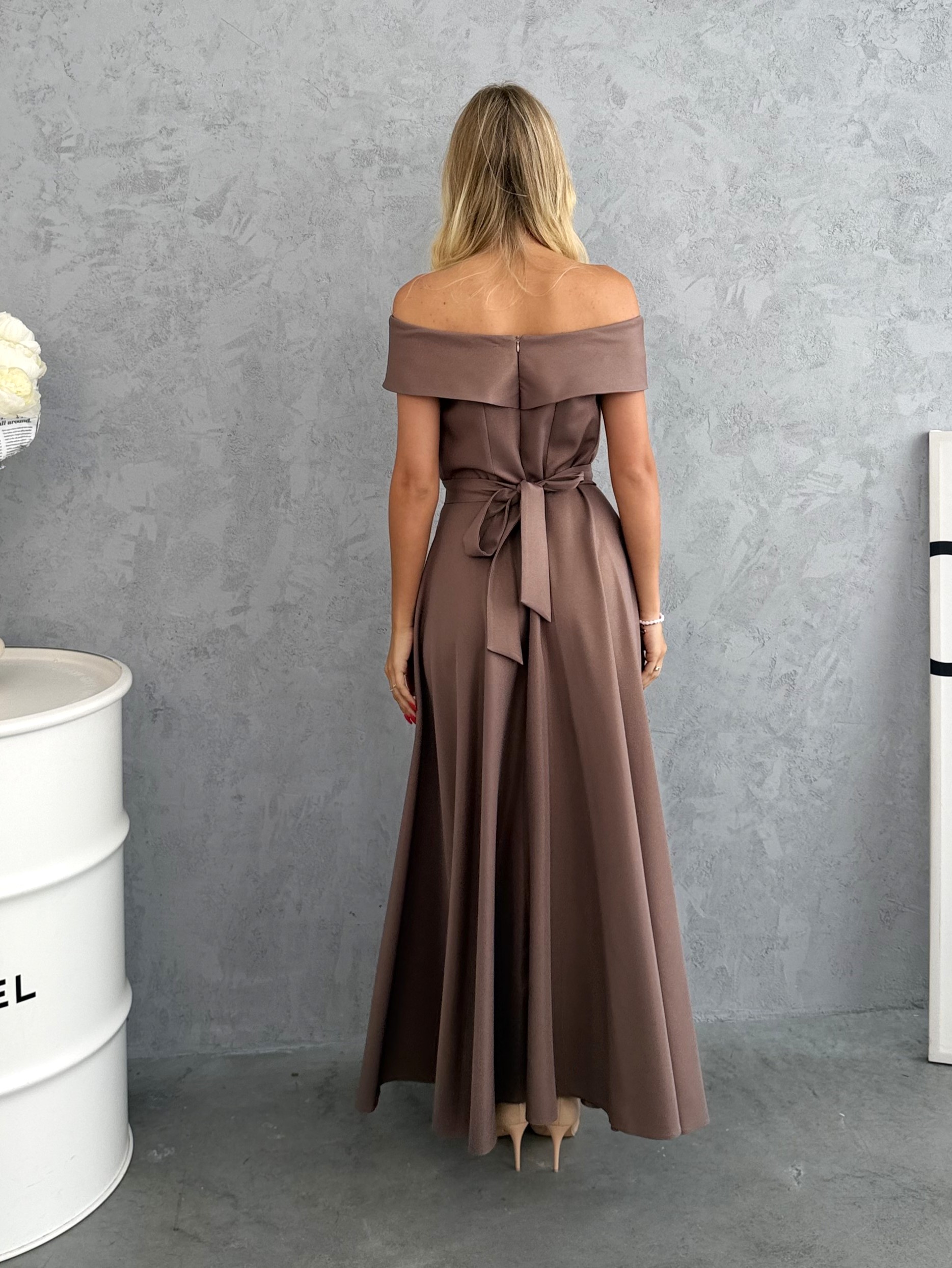 Sukienka Maxi Plus Size Gładka Malika Cappucino 2 Sukienka Maxi Plus Size Gładka Malika Cappucino - obrazek 2