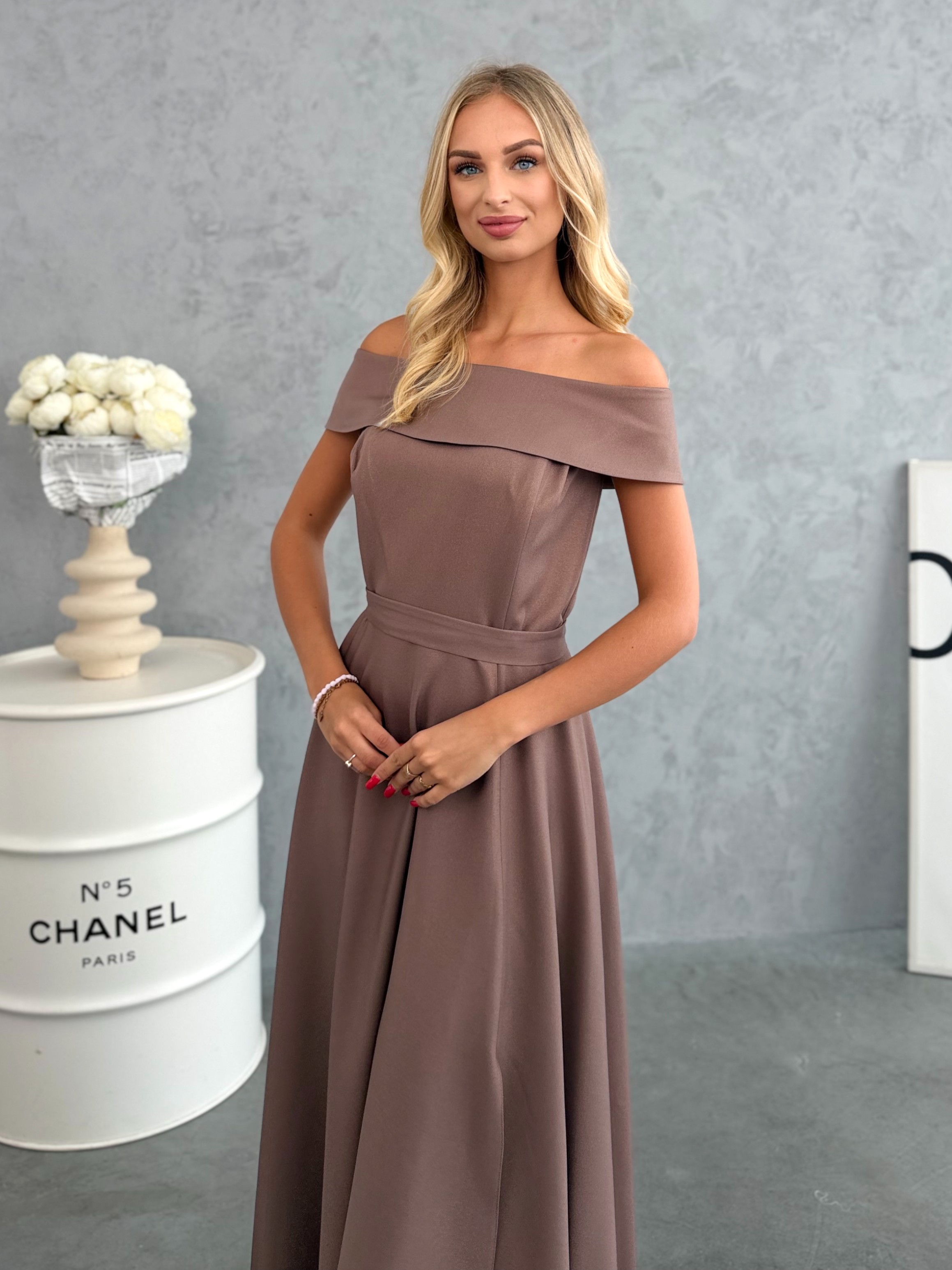 Sukienka Maxi Plus Size Gładka Malika Cappucino 5 Sukienka Maxi Plus Size Gładka Malika Cappucino - obrazek 5