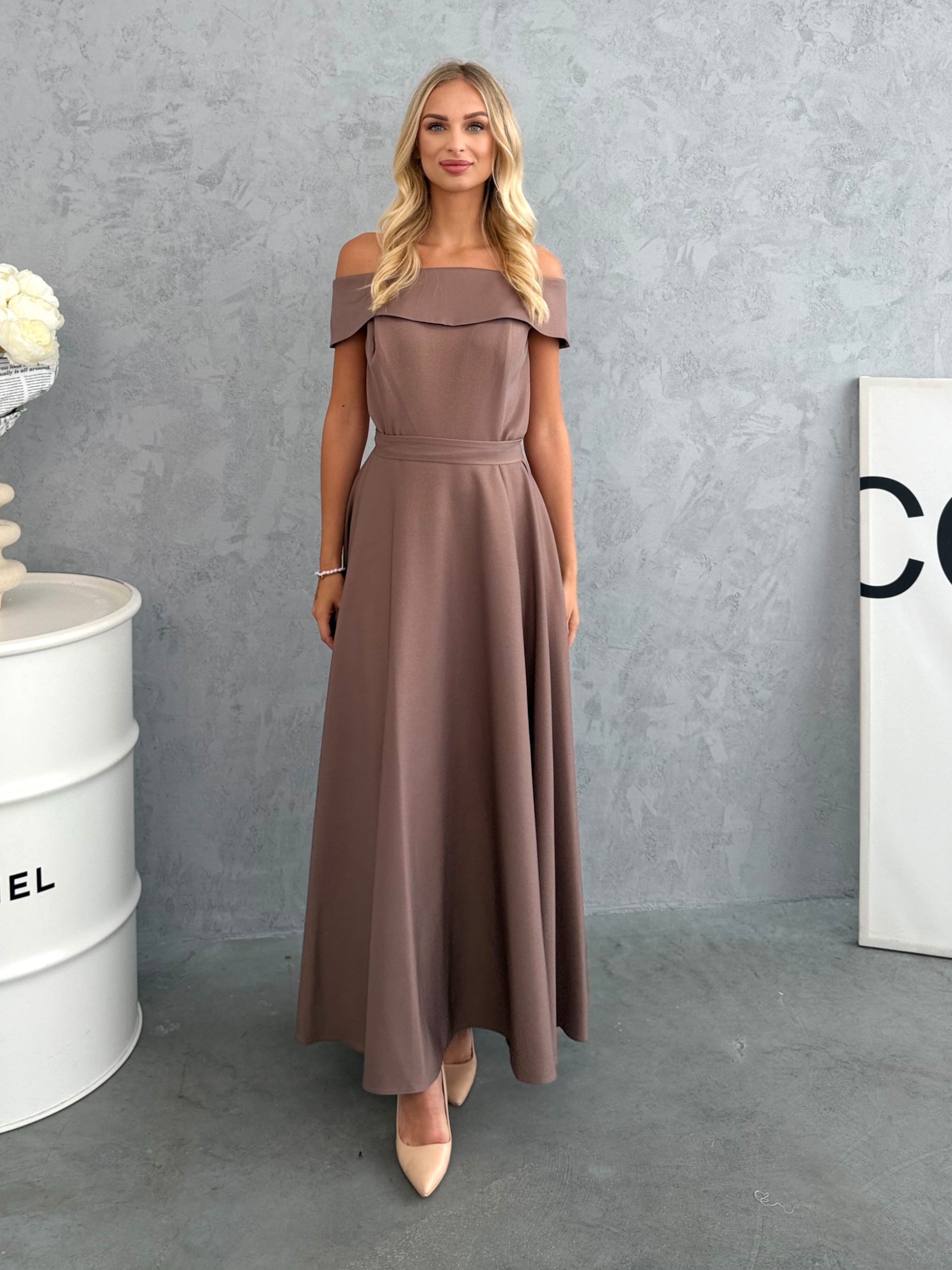 Sukienka Maxi Plus Size Gładka Malika Cappucino 3 Sukienka Maxi Plus Size Gładka Malika Cappucino - obrazek 3