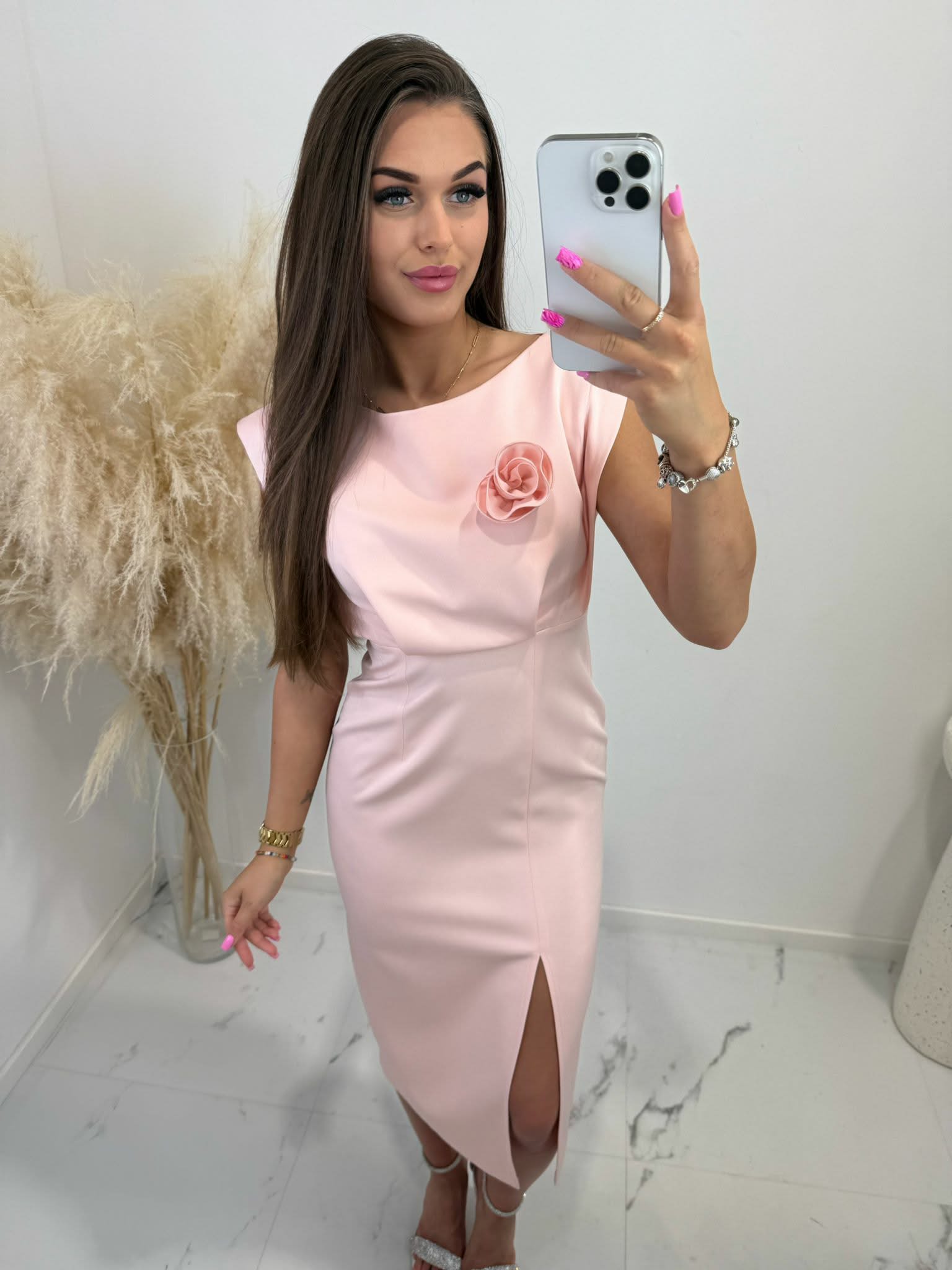 Sukienki na każdą okazję – eleganckie i stylowe modele 119 sukienka na komunię, elegancka sukienka damska, sukienka midi, sukienka pastelowa, polski producent sukienek, sukienka na wesele, sukienka na chrzciny, dopasowana sukienka damska, modne sukienki damskie, sukienka z rozcięciem, sukienka w wielu kolorach, elegancka sukienka midi, sukienka na przyjęcie, butik online sukienki, sukienka na specjalne okazje