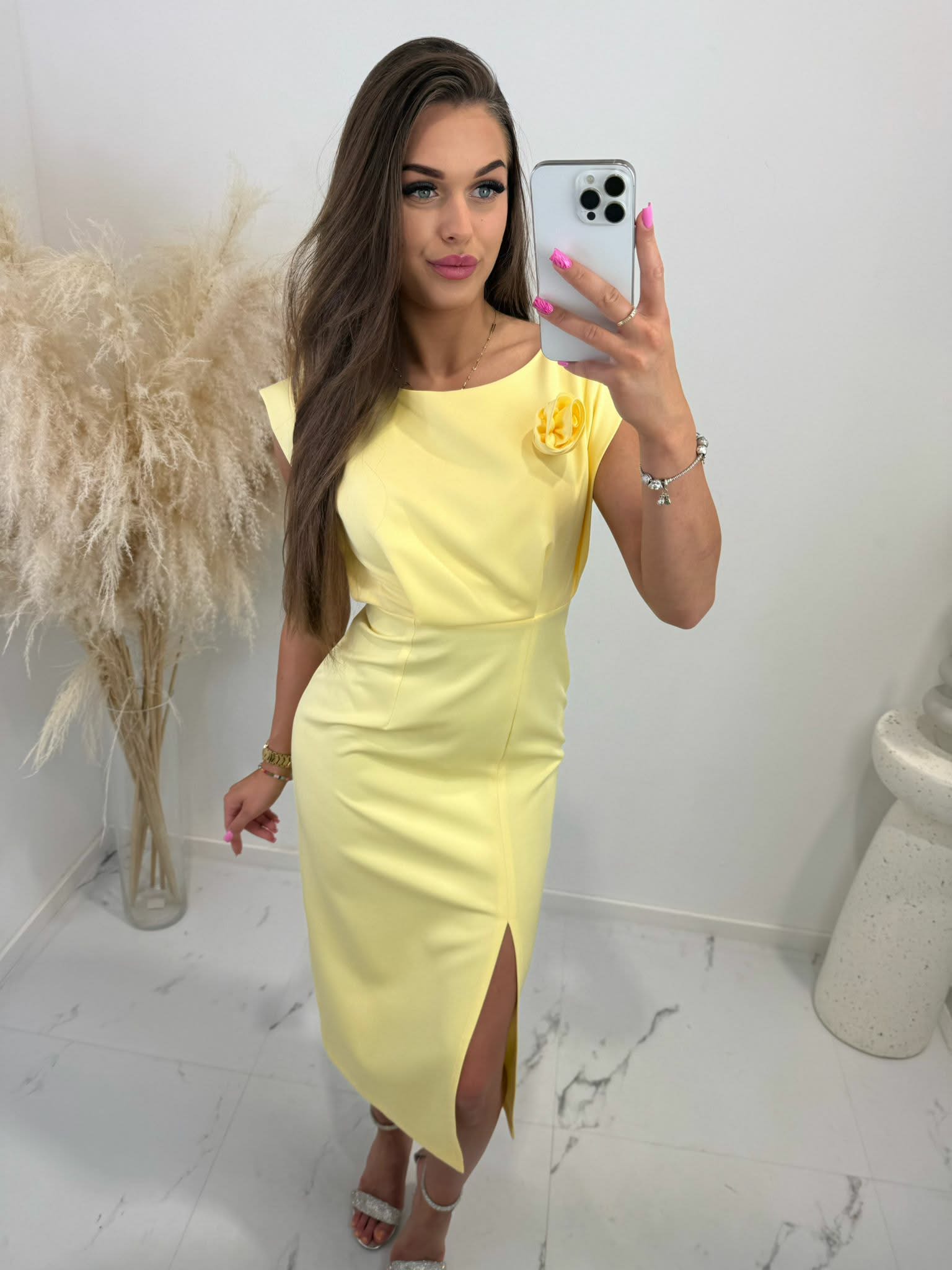 Sukienki na każdą okazję – eleganckie i stylowe modele 122 Sukienka na komunię gładka za kolano klasyczna mama komunijna (7)